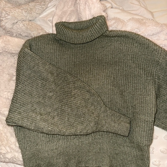 H&M Turtleneck Sweater - Picture 3 of 3